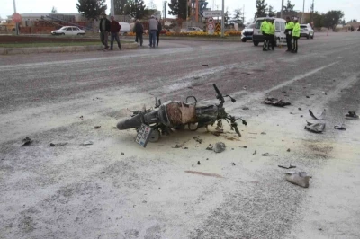İşçi servisi ile çarpışan motosiklet alev aldı: 2 kişi yaralandı
