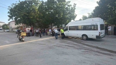 İş&ccedil;i servisi ile otomobil &ccedil;arpıştı: 5 yaralı
