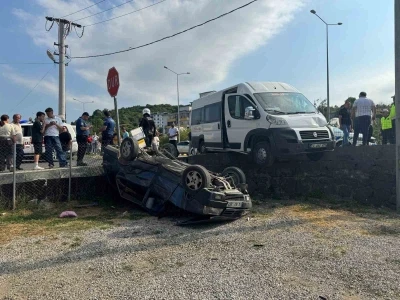 İş&ccedil;i servisiyle &ccedil;arpışan otomobil bah&ccedil;eye u&ccedil;tu: 3 yaralı
