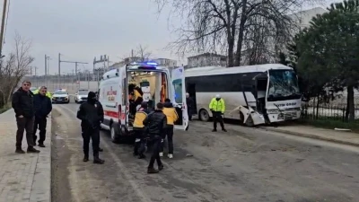 İş&ccedil;i servisleri &ccedil;arpıştı: 19 yaralı
