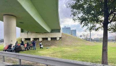 İşçiler yağmur yağınca viyadük altında yağmurdan korundu
