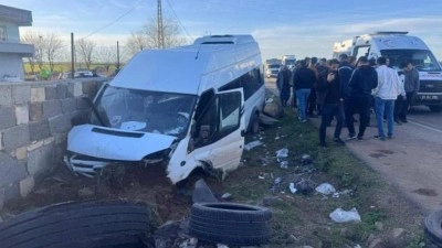 İş&ccedil;ileri taşıyan minib&uuml;s duvara &ccedil;arptı: 10 yaralı