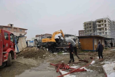 İş&ccedil;ilerin kaldığı 2 katlı yatakhane alevlere teslim oldu
