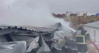 İşçilerin kaldığı konteyner yatakhane alevlere teslim oldu
