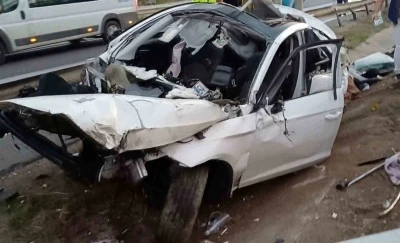 İşe gitmek isterken ölümden döndü: Otomobil parçalandı, sürücü fırlayıp altına sıkıştı
