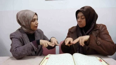 İşitme engelli kadın Kur&rsquo;an-ı Kerim&rsquo;i işaret diliyle &ouml;ğrendi
