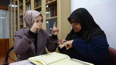 İşitme engelli kadınlar işaret diliyle Kur&rsquo;an-ı Kerim &ouml;ğreniyor

