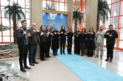 İşitme engelli &ouml;ğrencilerin hayatlarını kolaylaştırmak i&ccedil;in işaret dili &ouml;ğreniyorlar
