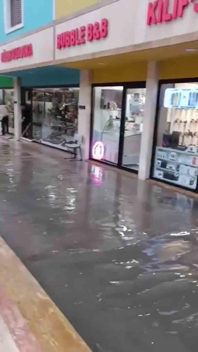 İskenderun ayakkabıcılar &ccedil;arşısı sular altında kaldı
