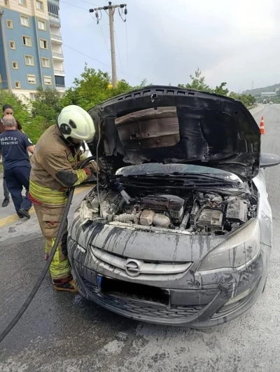 İskenderun&rsquo;da ara&ccedil; yangını paniğe neden oldu
