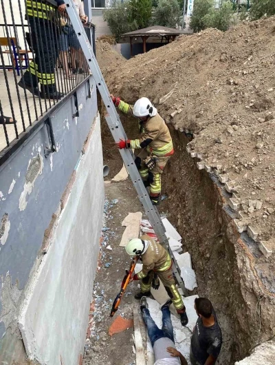 İskenderun’da bina boşluğuna düşen şahıs yaralandı
