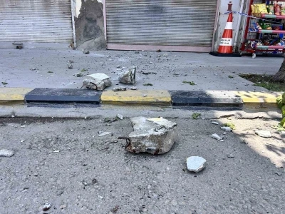 İskenderun’da binadan kopan taş parçaları korkuttu
