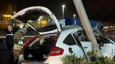 İskenderun&rsquo;da hurdaya d&ouml;nen otomobilin s&uuml;r&uuml;c&uuml;s&uuml; yaralandı
