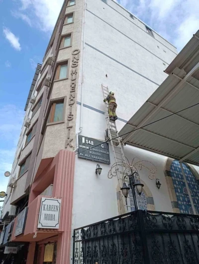 İskenderun&rsquo;da ipe dolanan kuş kurtarıldı
