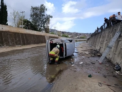 İskenderun&rsquo;da kanala d&uuml;şen otomobildeki 2 kişi yaralandı
