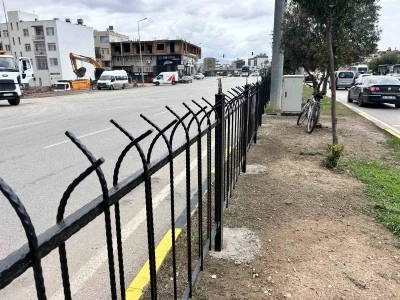 İskenderun’da ölümcül kazalara karşı orta refüje demir korkuluk
