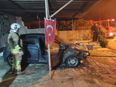 İskenderun&rsquo;da otomobilin motorundan alevler y&uuml;kseldi
