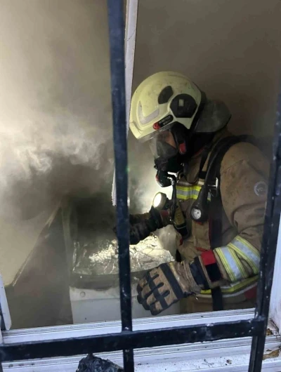 İskenderun&rsquo;da yangında dumandan etkilenen vatandaşı itfaiye kurtardı
