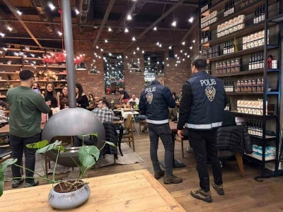 İskenderun polisi kafe ve kıraathanelere uygulama ger&ccedil;ekleştirdi
