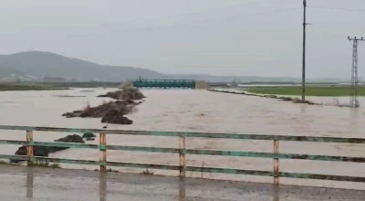 İslahiye&rsquo;de sağanak sonrası ev ve tarlaları su bastı

