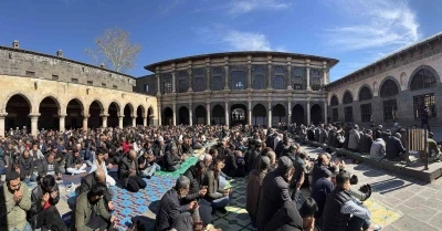 İslam aleminin 5. Harem-i Şerif&rsquo;inde binlerce kişi Ramazan ayının ilk cuma namazında saf tuttu
