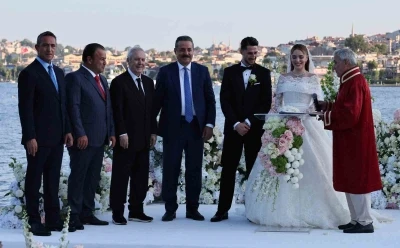 İsmail Y&uuml;ksek, d&uuml;nyaevine girdi
