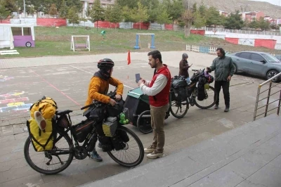 İspanyol gezgin &ccedil;ift, Sivas&rsquo;ta sıra gecesi ile tanıştı
