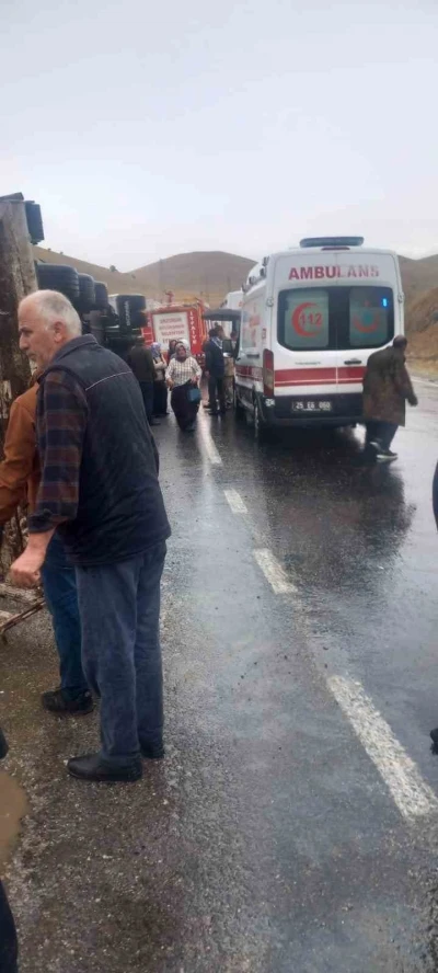 İspir’de koyun yüklü tır devrildi: Can pazarı yaşandı
