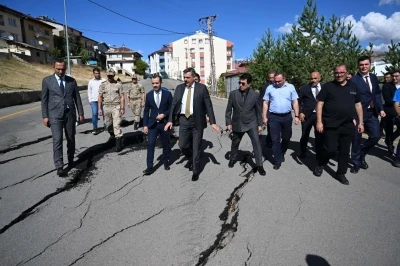 İspir’de yaşanan heyelan sonrası AFAD İl koordinasyon kurulu bölgede incelemelerde bulunuldu bir dizi karar aldı
