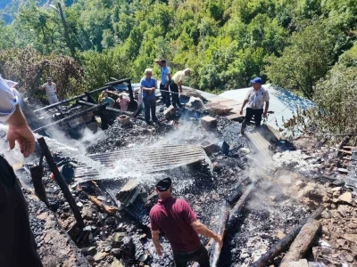 İspir Üzümbagı Köyü’nde korkutan yangın, 6 ev kullanılamaz hale geldi
