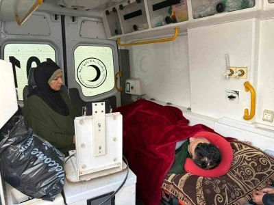 İsrail Refah sınır Kapısı&rsquo;nda ge&ccedil;işi durdurdu, hastalar ambulanslarda mahsur kaldı
