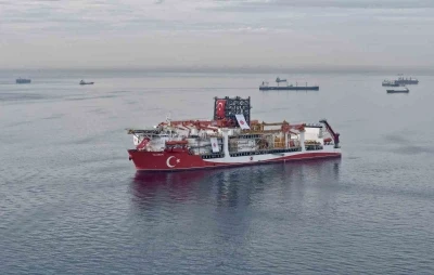 İstanbul Boğazı&rsquo;na yaklaşan T&uuml;rk sondaj gemisi havadan g&ouml;r&uuml;nt&uuml;lendi
