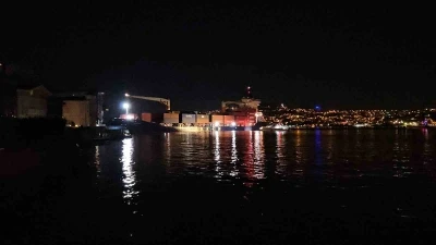 İstanbul Boğazı&rsquo;nda gemi yalıya metreler kala karaya oturdu, ge&ccedil;işler ge&ccedil;ici olarak durduruldu
