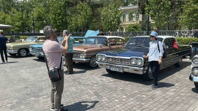 İstanbul&rsquo;da 19 Mayıs coşkusu: Klasik otomobiller Beyoğlu&rsquo;nu renklendirdi
