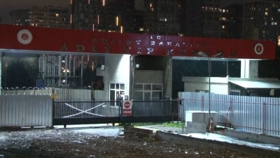 İstanbul&rsquo;da ağabeyini &ouml;ld&uuml;rd&uuml;kten sonra intihar eden gencin cenazesi adli tıbba kaldırıldı
