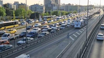 İstanbul&rsquo;da akşam saatlerinde trafik y&uuml;zde 78&rsquo;e ulaştı
