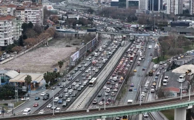 İstanbul&rsquo;da ara tatilin başlamasıyla trafik yoğunluğu y&uuml;zde 85&rsquo;e ulaştı
