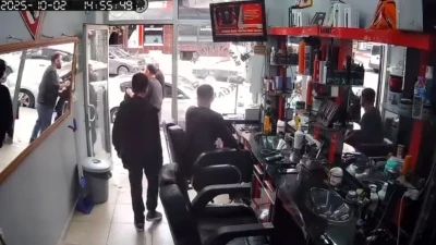 İstanbul’da bakkal ve berberde deprem anı kamerada: Vatandaşlar panikle dışarıya çıktı
