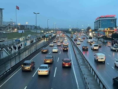 İstanbul&rsquo;da bayram sonrası haftanın ilk g&uuml;n&uuml; sabah saatlerinde trafik yoğunluğu oluştu
