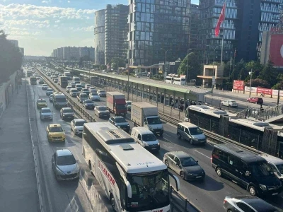 İstanbul&rsquo;da bayram tatili sonrası sabah saatlerinde trafik yoğunluğu oluştu
