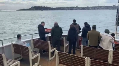 İstanbul&rsquo;da bir kişi vapurdan denize atladı, g&ouml;revliler ve vatandaşlar onun i&ccedil;in seferber oldu
