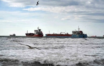 İstanbul&rsquo;da birbirine temas eden tankerlerden biri kurtarıldı

