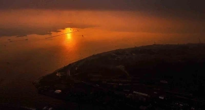 İstanbul&rsquo;da Boğaz &ccedil;evresine &ccedil;&ouml;ken pus ve etkili olan hava kirliliği dron ile g&ouml;r&uuml;nt&uuml;lendi
