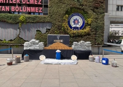 İstanbul’da ele geçirilen uyuşturucu emniyette sergilendi
