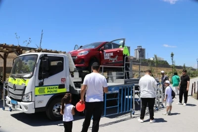 İstanbul&rsquo;da emniyet kemerinin &ouml;nemi sim&uuml;lasyon aracıyla anlatıldı
