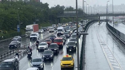 İstanbul&rsquo;da etkili olan sağanak yağış trafikte yoğunluğa neden oldu
