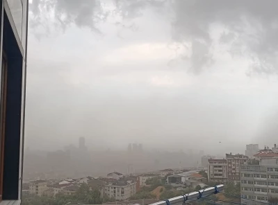 İstanbul&rsquo;da fırtına etkili oldu, ağa&ccedil;lar devrildi
