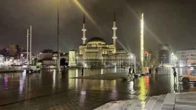 İstanbul&rsquo;da fırtına ve yağmur
