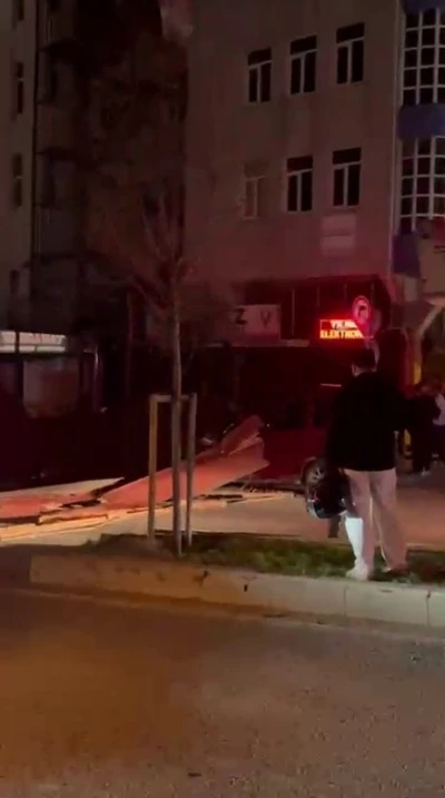 İstanbul&rsquo;da fırtınada bazı binaların &ccedil;atıları u&ccedil;tu
