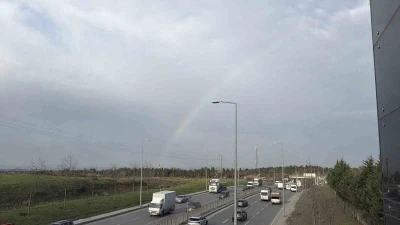 İstanbul&rsquo;da g&ouml;kkuşağı trafikte g&ouml;rsel ş&ouml;len oluşturdu
